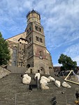 St. Michaelskirche, op de trappen de theaterstukken voor de eerstvolgende voorstelling