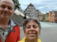 Selfie bij hotel, St Michaelskirche en Vakwerhuis achter ons