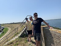 Mannen op de dijk