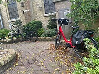 Fietsen in tuin van pastorie