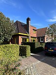 Geel met bruin huis