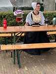 Mevrouw in klederdracht met limonade