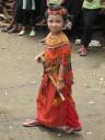Kleinkind van overledene in traditionele kleding