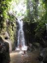 Kids spelen in de waterval