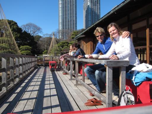 Japanse thee in Hama-Rikyu teien tuin in Tokyo