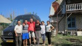 Kazachstan. Groepsfoto met auto.