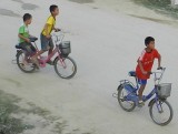 Fietsende kinderen.