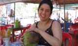 Battambang: cocosnoot met meisje