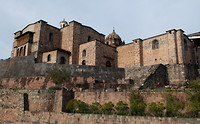 Spaanse kerk op Inca muur