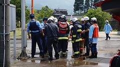 De debriefing nadat de brand onder controle was.