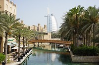 Zicht op het eerste hotel van Dubai.