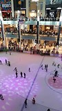 De ijsbaan in het winkelcentrum.