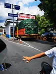 Een vrachtwagen bij de incheck van de boot naar Lombok