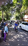 Heeeeel veeeeel scooters bij de markt.
