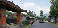 schoolkinderen langs de weg