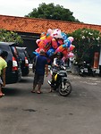 Bij aankomst in Taganan een scooter met ballonnen.