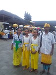Anom, Ketut en hun twee jongste dochters.