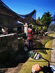 Al bijna een week werken bouwvakkers in de hitte aan een nieuw hek.