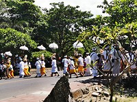 Op weg naar de tempel.