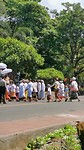 Na de ceremonie op het strand naar de tempel.