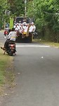 De laatste wagen met het orkest.