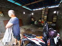 In een garagebox even een korte stop.