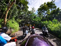 Zodra er een mogelijkheid is, rijden de scooters.