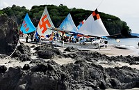Vissers druk met de gevangen vis.