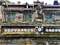 Delfs Blauw verwerkt in de muren van de tempel.
