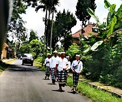 Mannen met wit/zwart geblokte sarongs.