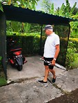 Har is weg van de scooter van de buurman.