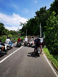 Har keert en wringt zich tussen de scooters door. We nemen een andere route.