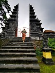 Har bij de ingang van de tempel.