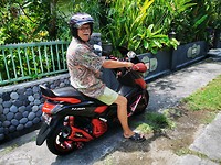 Har op de scooter van de buurman.