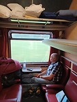 Kijk Har lekker zitten in zijn privé coupe :-). Zijn bed is al uitgeklapt.