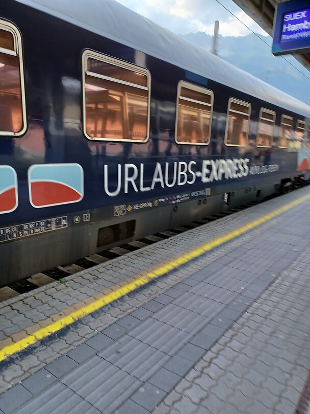 Hij staat voor de trein naar Düsseldorf.