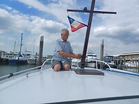Eerst maar eens de mast weer plaatsen. Met vlag van de WSV IJsselmonde.