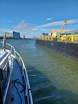 En de wind dreef ons elke keer weer van de kant weg, zodat we niet aan konden leggen.