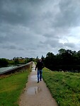 Over de stadswal naar het centrum.