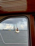 Met ons varen veel zeilboten de haven uit.