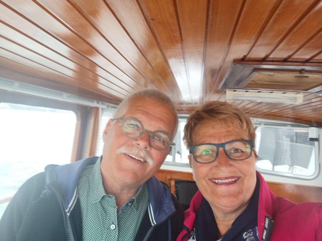 Twee blije vakantiegangers.