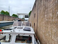 Tot slot nog een groot schip met gevaarlijke stoffen in de sluis.