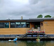 Onderweg een blauw nijlpaard bij een woonboot :-)