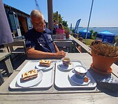 Bakkie koffie met zicht op het IJmeer.