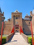 De toegangspoort van het Muiderslot.