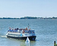 Daar komt de veerpont voor onze terugreis.