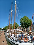 De Sanne Sophia in de sluis. Past allemaal maar net.
