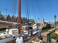 Waren we net weg van het terras, komt deze de sluis binnen.