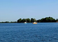 Wij hadden ook zo'n oranje zeilboot.