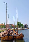 Vlak bij ons in de haven oude schepen.